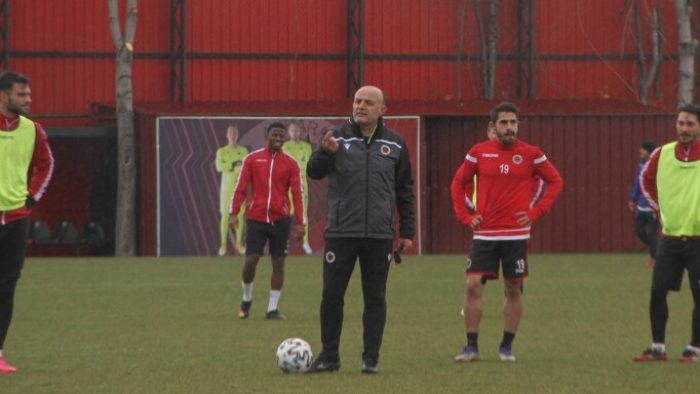 Gençlerbirliği’nin yeni teknik direktörü Özcan Bizati, ilk antrenmanına çıktı.