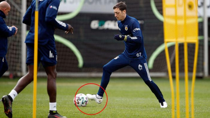 Mesut Özil’in kramponunda o detay!