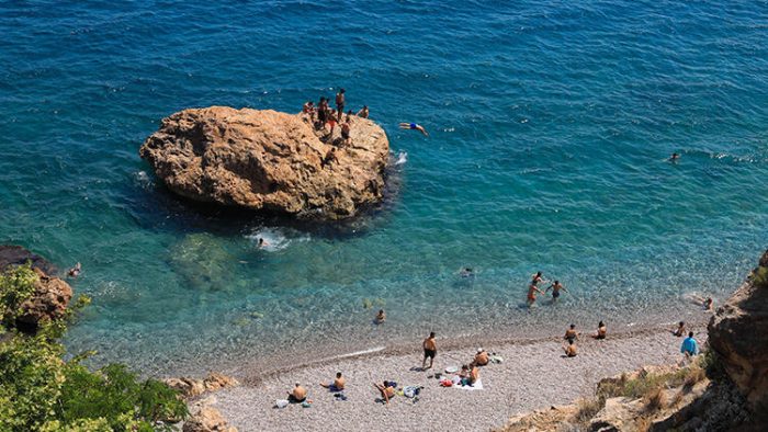 Konyaaltı Plajı’nda kısıtlama öncesi yoğunluk