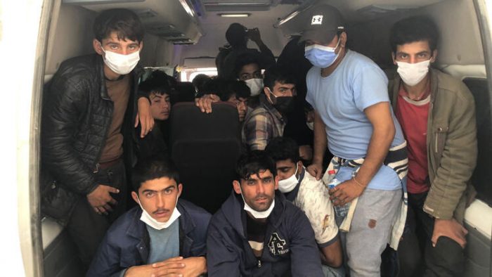 Polis şüphe üzerine durdurdu! 36 göçmen böyle yakalandı